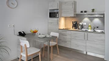 Apartment, Ensuite (T2) | Private kitchen | Fridge, microwave, stovetop, coffee/tea maker