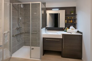 Apartment, Ensuite (T2) | Bilik Mandi | Pancuran mandi, kelengkapan dandanan diri percuma, pengering rambut 