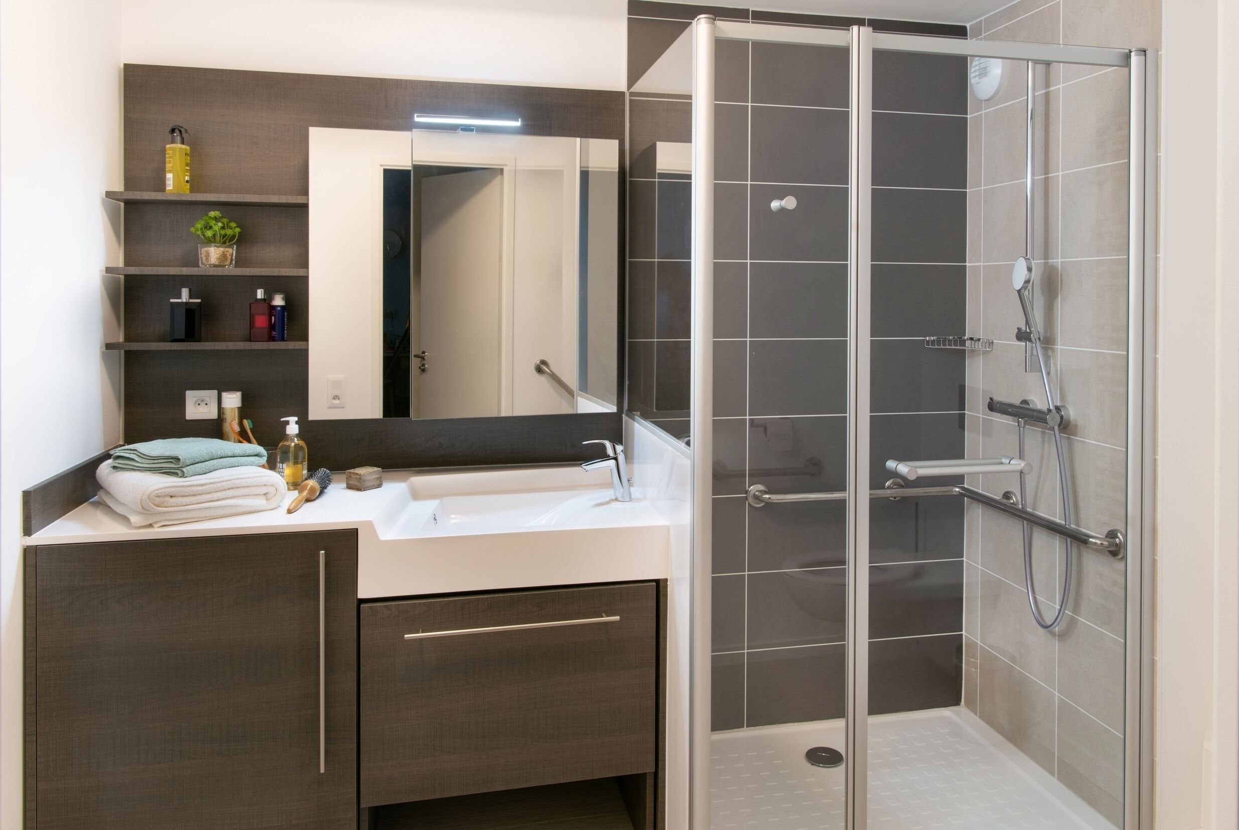 Douche, articles de toilette gratuits, sèche-cheveux, peignoirs