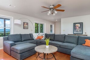 Flat-screen TV, video games, ping pong, stereo - ⭐Amazing Views In Spacious Luxury⭐ (Hot Springs Village)