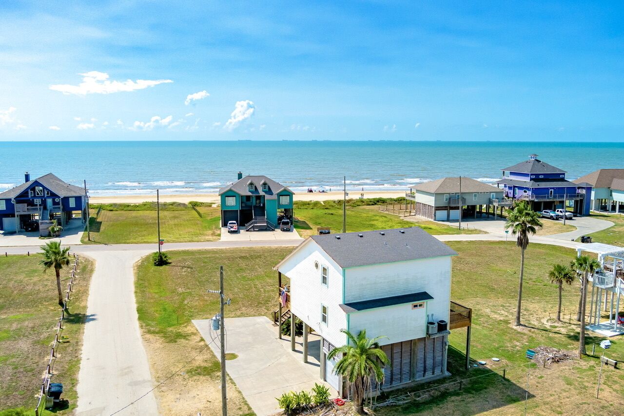 CAMP QUEENIE - 2nd row with great views, steps to the surf and sand!