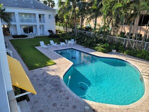 حمّام سباحة خارجي، حمّام سباحة مُدفَّأ