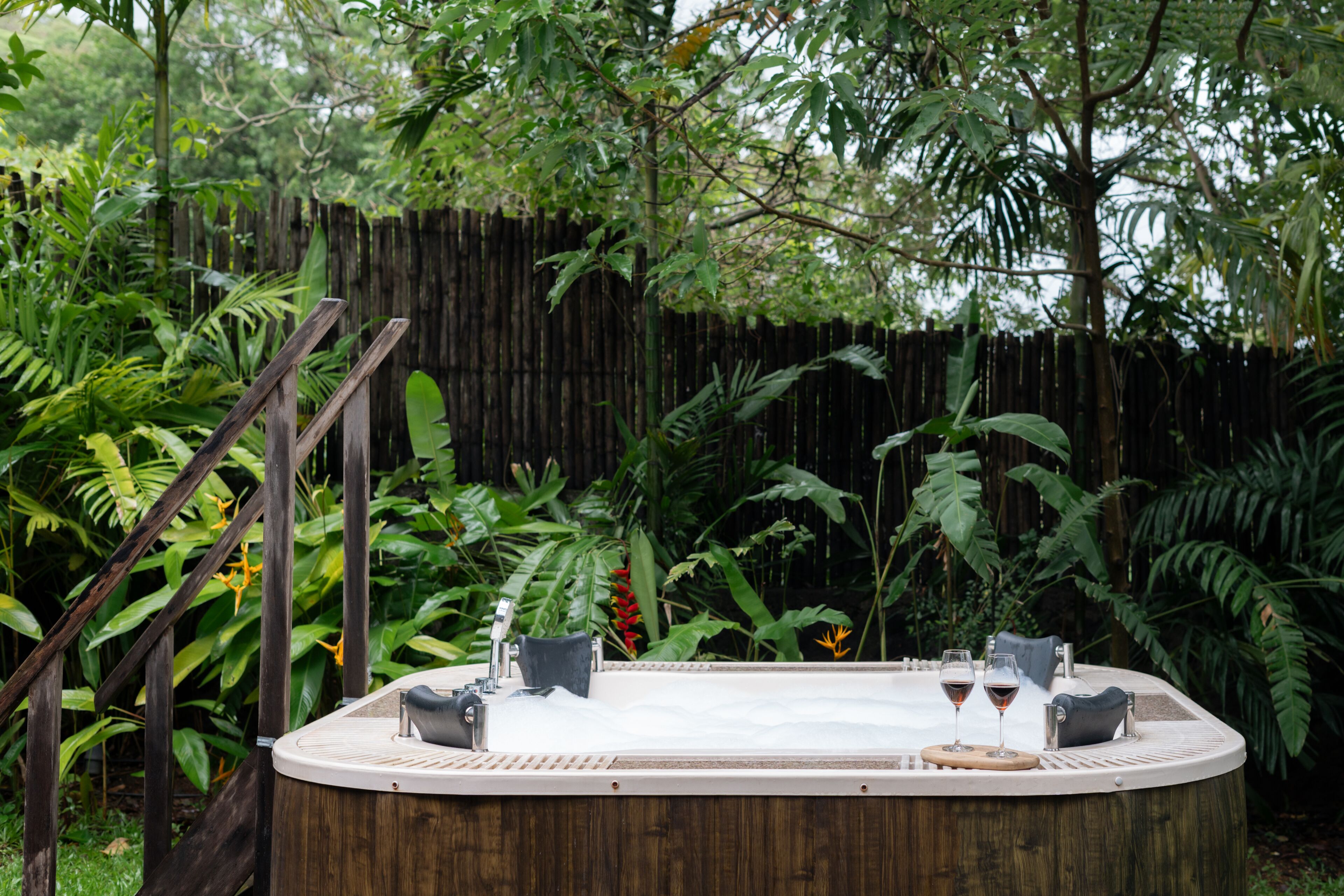 奢华别墅 | 办公桌、笔记本电脑工作区、床单