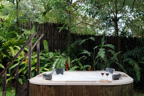 Escritorio, espacio para trabajar con laptop y ropa de cama