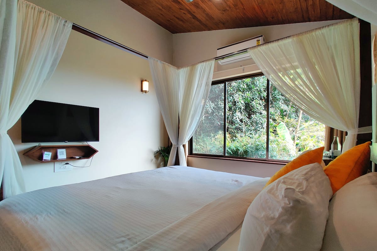 1 bedroom, desk, laptop workspace, bed sheets