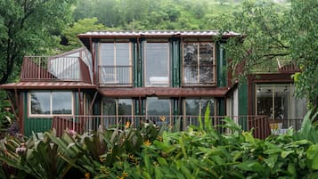 Luxe villa | 1 slaapkamer, een bureau, een laptopwerkplek, beddengoed