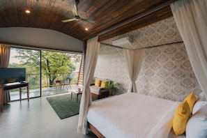Caravan Cottage | 1 bedroom, desk, laptop workspace, bed sheets
