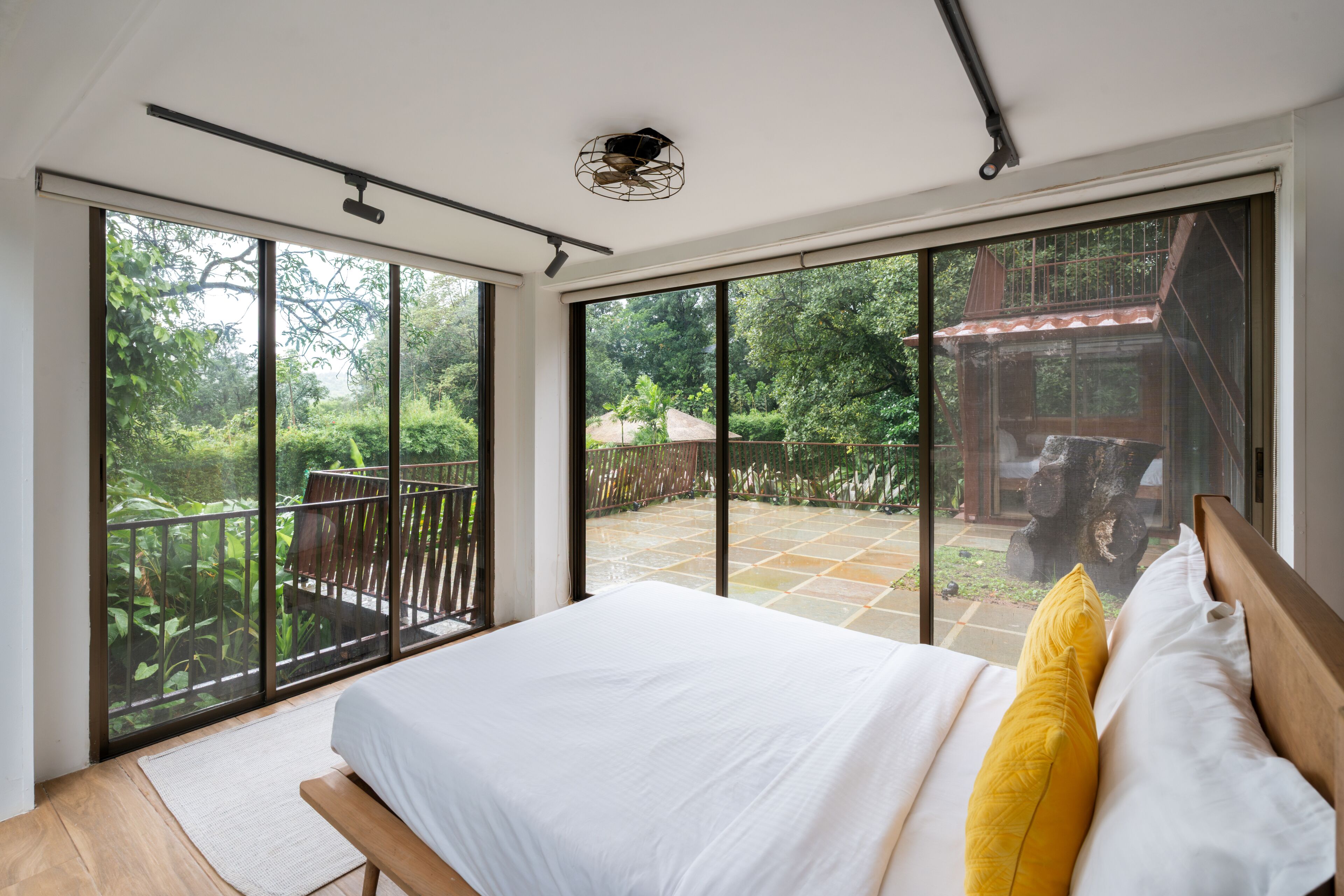 Mango Villa | Desk, laptop workspace, bed sheets