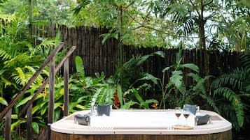 Luxury-Villa | Badezimmer | Dusche, kostenlose Toilettenartikel, Haartrockner, Bidet