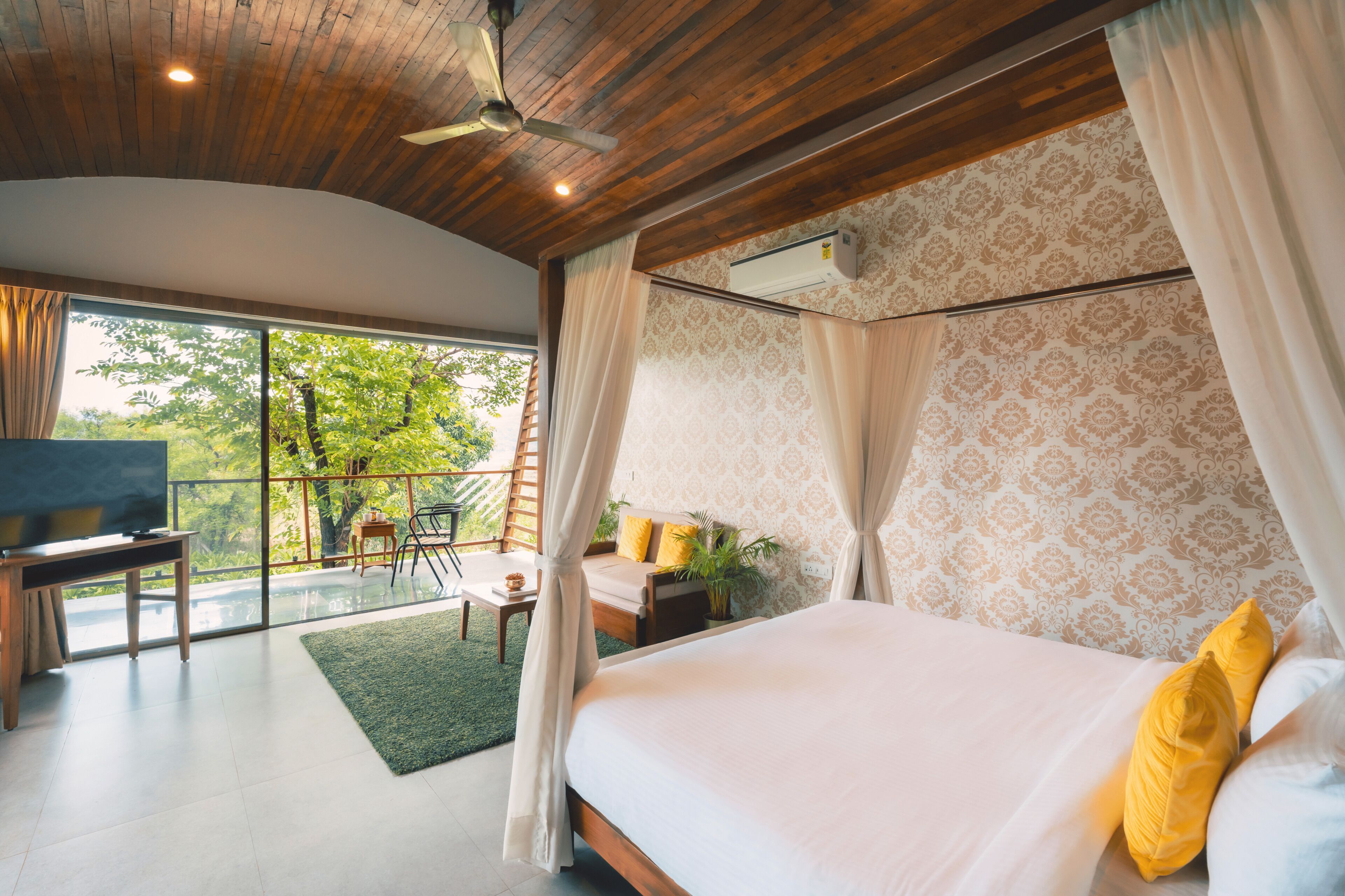 Caravan Cottage | Desk, laptop workspace, free WiFi, bed sheets