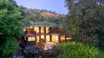 Luxe villa | Een bureau, een laptopwerkplek, gratis wifi, beddengoed