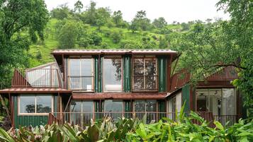 Mango Villa | Desk, laptop workspace, free WiFi, bed sheets