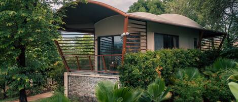 Caravan Cottage | 1 bedroom, desk, laptop workspace, bed sheets