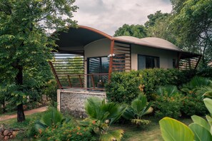 Escritorio, espacio para trabajar con laptop y ropa de cama