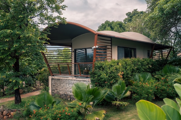 Caravan Cottage | 1 bedroom, desk, laptop workspace, bed sheets