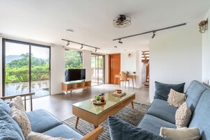 奢华别墅 | 客厅 | 32-英寸电视（配备有线频道）