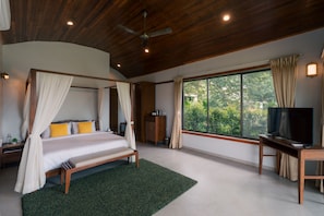 Caravan Cottage | Bathroom | Shower, free toiletries, hair dryer, bidet