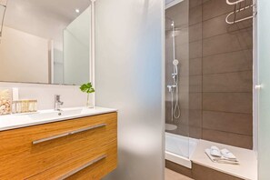Shower, hair dryer, towels
