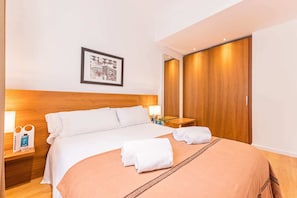 3 bedrooms, iron/ironing board, free WiFi, bed sheets - Sweett | Villarroel 242 (Barcelona)