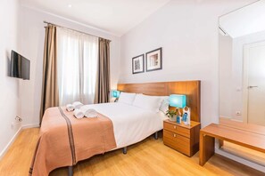 3 bedrooms, desk, iron/ironing board, free WiFi