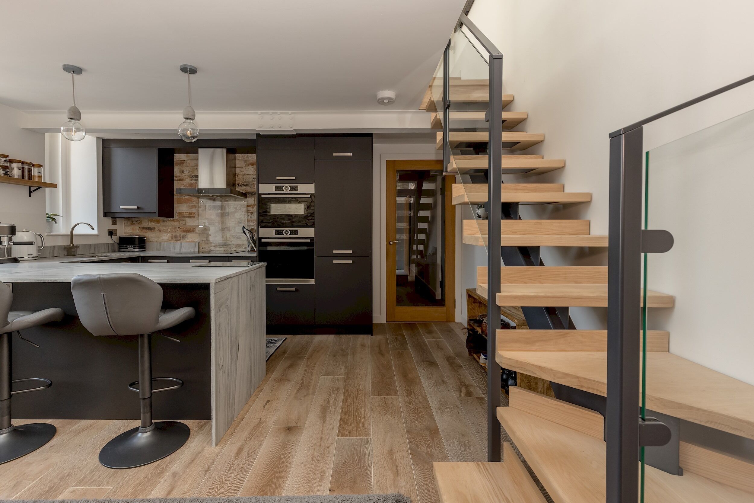 Mikrobølgeovn, oppvaskmaskin, kjøkkenutstyr og spisebord