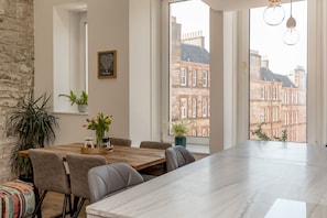Dining - 2BD Loft Style Apt - Edinburgh - Free Parking - Pass the Keys (Edinburgh)