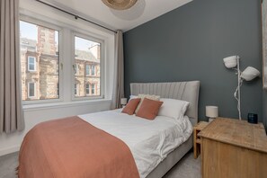 2 bedrooms, iron/ironing board, free WiFi, bed sheets - 2BD Loft Style Apt - Edinburgh - Free Parking - Pass the Keys (Edinburgh)