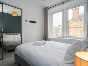 2 slaapkamers, een strijkplank/strijkijzer, gratis wifi, beddengoed