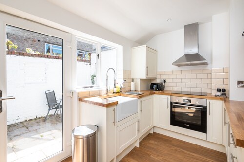3 Hampden Street · Stylish, Central 2-Bed York Terrace with Parking - Pass the Keys