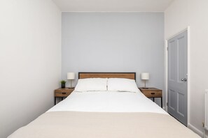 2 makuuhuonetta, silitysrauta/-lauta, ilmainen Wi-Fi, vuodevaatteet