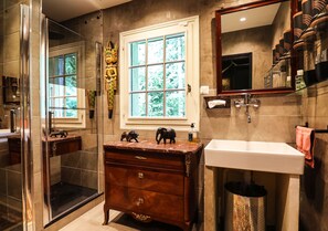 Dusche, Haartrockner, Handtücher