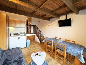 Interior - 50m from resort center, Ground floor, view forest, balcony, tv, 28m², Les Orres (Les Orres)