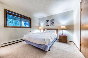 3 bedrooms, iron/ironing board, free WiFi, bed sheets - Condo with fireplace on shuttle route, offering scenic woodland views. (Winter Park)