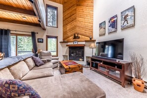 Smart TV, fireplace, DVD player - Condo with fireplace on shuttle route, offering scenic woodland views. (Winter Park)