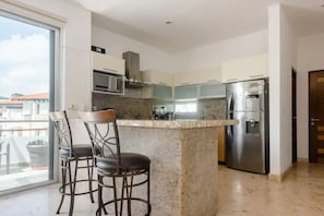 Refrigerador con freezer, microondas, horno, tostadora