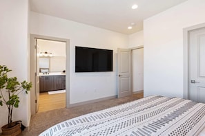 3 bedrooms, desk, iron/ironing board, travel crib
