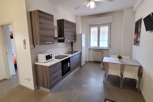 Frigorifero, microonde, forno, piano cottura