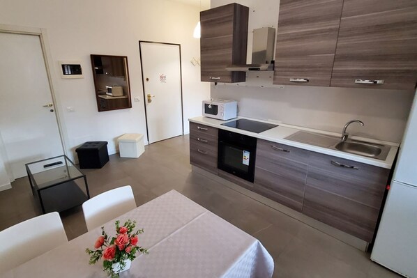 Frigorifero, microonde, forno, piano cottura