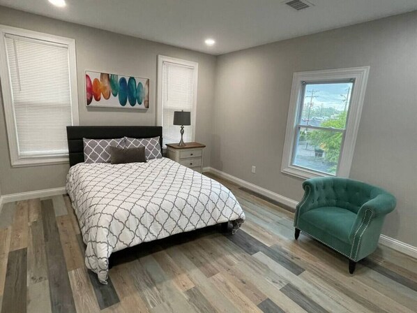 3 habitaciones, escritorio, tabla de planchar con plancha y wifi 