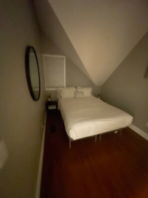 1 bedroom, desk, iron/ironing board, WiFi