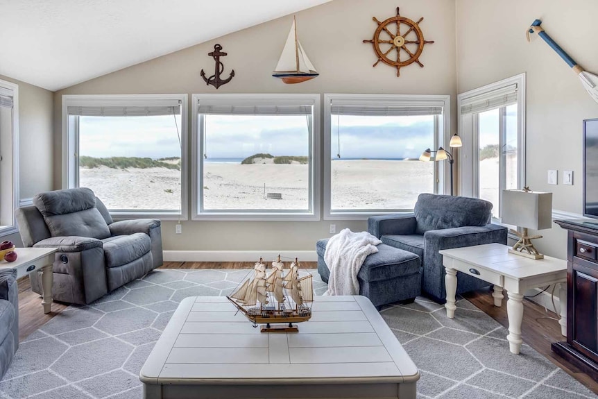 Ocean Front 2br, 2ba Home! Dog Friendly! Walk Out To The Ocean! - Waldport, OR