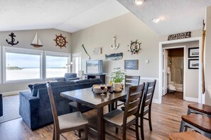 Dining - Ocean Front 2BR, 2BA Home! Dog Friendly! Walk Out to the Ocean! (Waldport)