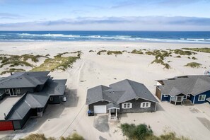 On the beach - Ocean Front 2BR, 2BA Home! Dog Friendly! Walk Out to the Ocean! (Waldport)