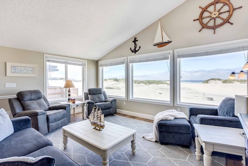 Ocean Front 2BR, 2BA Home! Dog Friendly! Walk Out to the Ocean!