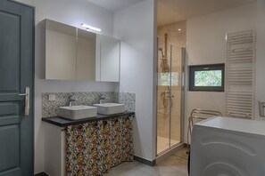 Dusche, Haartrockner, Handtücher, Toilettenpapier