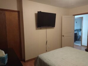 3 habitaciones, escritorio y tabla de planchar con plancha 