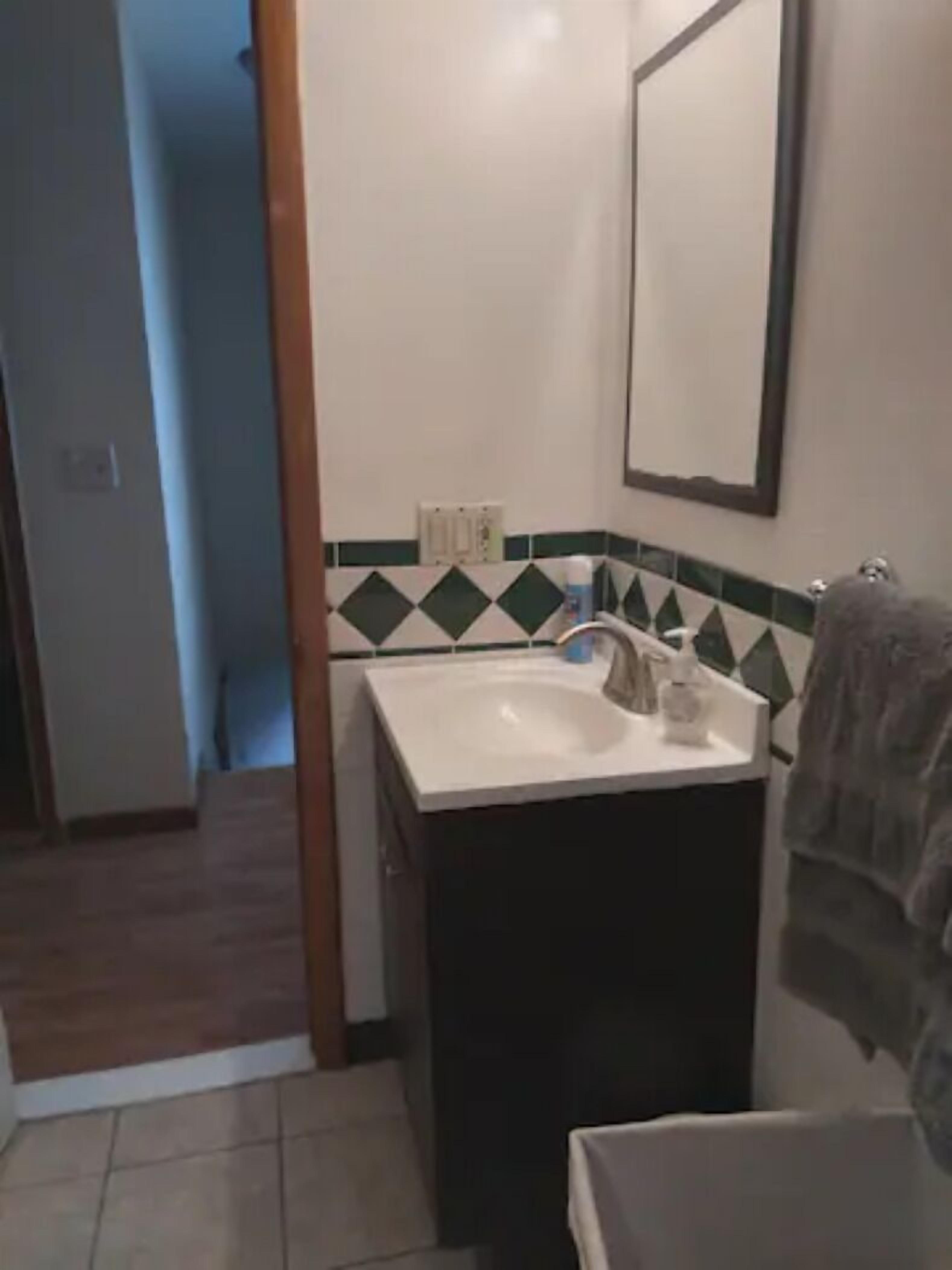 Chuveiro/banheira combinados, secador de cabelo, toalhas de banho 