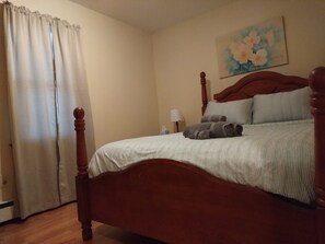 3 bedrooms, desk, iron/ironing board, travel cot