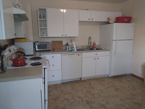 Fridge, microwave, oven, stovetop - Anthony's Castle (Liberty)