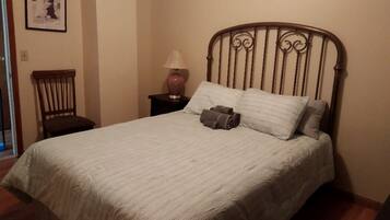 3 bedrooms, desk, iron/ironing board, travel crib